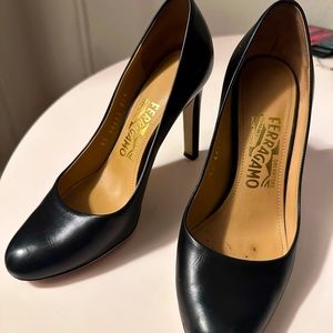 Salvatore Ferragamo black pumps 5.5 C